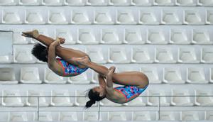 Atlet loncat indah putri Jawa Timur, Gladies Lariesa Garina (kiri) dan Linar Betiliana beraksi pada nomor menara synchro putri Kejurnas Akuatik 2026 yang berlangsung di Stadion Akuatik Gelora Bung Karno, Senayan, Jakarta. (Bola.com/Bagaskara Lazuardi)