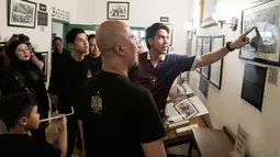 Mereka mampir ke Museum HOS Tjokroaminoto di sela jalan-jalannya di Surabaya. Sehingga saat datang ke museum, penampilan ayah dan ketiga putranya itu tampak santai. Saat berkunjung, mereka begitu antusias menjelajahi setiap sudut ruangan sambil mengenal lebih jauh tentang pahlawan pergerakan nasional tersebut. (Liputan6.com/IG/@elelrumi)