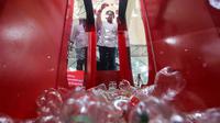 Pengunjung membuang kemasan botol Coca-Cola yang akan didaur ulang di sela peluncuran kemasan botol Coca-Cola, Fanta, Sprite, dan Sprite Waterlymon ramah lingkungan dari 100% plastik PET daur ulang (rPET) di Gandaria, Jakarta (16/06/2023) (Liputan6.com)