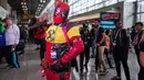 Seorang cosplayer mengenakan kostum ala tokoh Deadpool berpose saat menghadiri New York Comic Con 2019 di Jacob K. Javits Convention Center, Kamis (3/10/2019). Comic Con menjadi salah satu gelaran acara yang paling dinanti para pecinta komik maupun film. (Charles Sykes/Invision/AP)