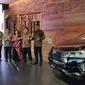 Auto2000 berkolaborasi dengan maestro batik Indonesia, Iwan Tirta, dalam menghadirkan aksesori edisi khusus berupa  kain batik pada interior Toyota Kijang Innova dan Toyota Alphard. (Septian / Liputan6.com)