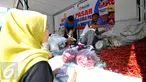 Bulog menggelar Operasi Pasar di kawasan pasar Benhil, Jakarta, Jumat (26/6/2015). Operasi pasar ini untuk menjaga stabilitas harga sembako di bulan Ramadan. (Liputan6.com/Yoppy Renato)