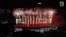 Pesta kembang api menyemarakkan upacara pembukaan Asian Games 2018 di Stadion Utama Gelora Bung Karno (SUGBK), Senayan, Jakarta, Sabtu (18/8). (Liputan6.com/JohanTallo)
