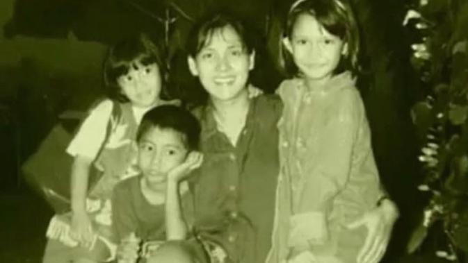 Potret kompaknya ibu-anak, Lydia Kandou dan Naysila Mirdad sejak dulu. (Sumber: Instagram/@lydiakandou_)