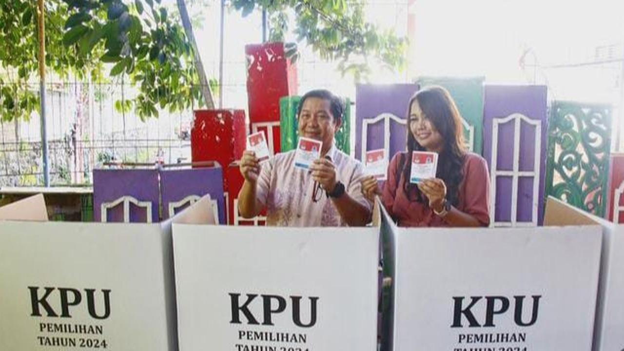 Nyoblos di TPS 05 Tanjung Batu, Steven Kandouw Ditemani Sang Istri