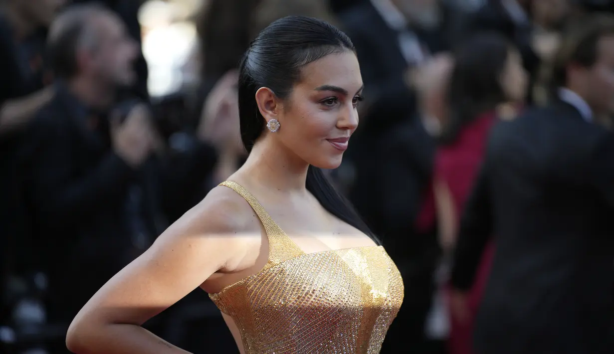 Georgina Rodriguez berpose untuk fotografer setibanya di pemutaran perdana film 'Last Summer' di Festival Film Cannes 2023, Cannes, Prancis selatan, Kamis, 25 Mei 2023. (AP Photo/Daniel Cole)