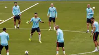 Robin van Persie kembali memperkuat timnas Belanda saat mengikuti sesi latihan di Stade de France stadium, Saint Denis, (30/8/2017). Belanda akan melawan Prancis pada kualifikasi grup A Piala Dunia 2018. (AP/Christophe Ena)