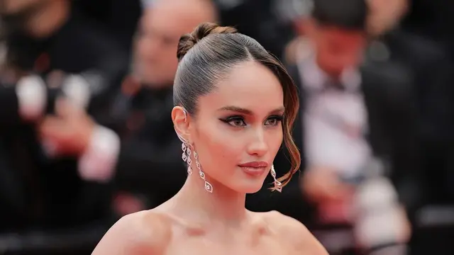 Cinta Laura Membuat Tampilan Goddess Vibes dalam Gaun Terinspirasi Burung Jalak Bali di Festival Film Cannes ke-77