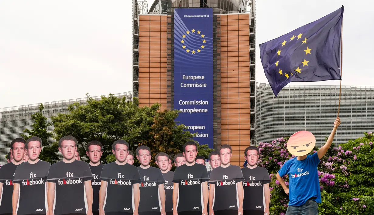 Seorang demonstran beraksi terkait skandal kebocoran data Facebook di markas Parlemen Eropa di Brussel, Belgia, Selasa (22/5). Parlemen Eropa memperingatkan Facebook bahwa peraturan di Eropa lebih ketat ketimbang di AS. (AP Photo/Geert Vanden Wijngaert)