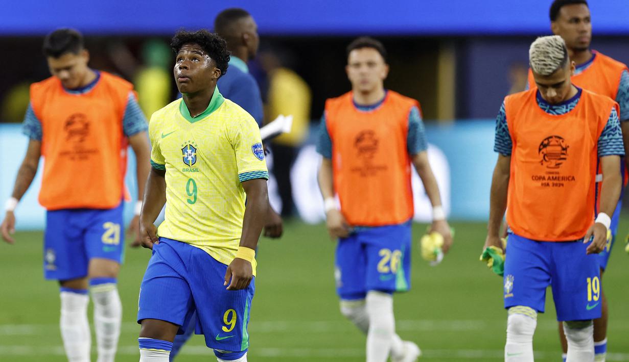Pemain muda Brasil, Endrick menyapa fans setelah laga Grup D Copa America 2024 melawan Kosta Rika di SoFi Stadium, Inglewood, California, Selasa (25/06/2024) WIB. (AFP/Buda Mendes)