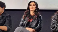 Atiqah Hasiholan berperan sebagai dukun aborsi Nyi Itoh dalam film horor Kampung Jabang Mayit