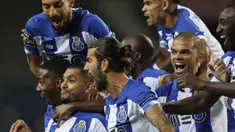 Gelandang FC Porto, Jesus Corona, merayakan gol yang dicetaknya ke gawang Maritimo pada laga lanjutan Liga Portugal di Dragao Stadium, Porto, Kamis (10/6/2020) waktu setempat. Porto menang tipis 1-0 atas Maritimo. (AFP/Jose Coelho/Pool)