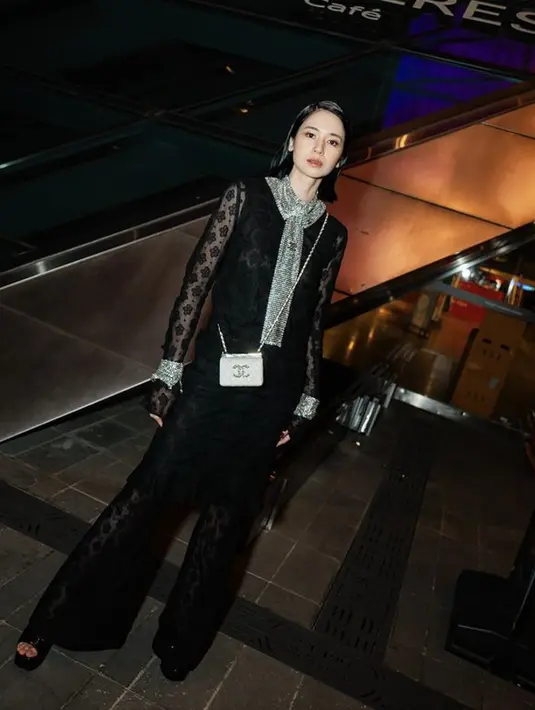 Sentuhan feminin berhasil dipancarkan lewat kemeja see through yang ditampilkan.  [Foto: Instagram/ Laura Basuki]