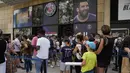Orang-orang mengantre di toko resmi PSG untuk membeli jersey bertuliskan nama Lionel Messi di stadion Parc des Princes di Paris, Rabu (11/8/2021). Penjualan jersey PSG dengan nama Messi dan nomor punggung 30 laris manis, bahkan fans rela antre panjang. (AP Photo/Francois Mori)