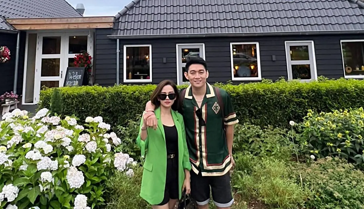 Selalu dipuji menjadi pasangan serasi, kehidupan rumah tangga Ifan dan Citra Monica selama ini memang terlihat harmonis. Kerap tampil bersama dalam berbagai kesempatan, keduanya beberapa kali memperlihatkan kemesraannya. Selain bersama istri, diketahui melalui unggahan media sosialnya, ada pula Rizal Armada dan Imas Monica sama-sama liburan bareng. (Liputan6.com/IG/@ifanseventeen)