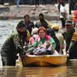 Anggota Angkatan Darat Meksiko mengevakuasi pasien Rumah Sakit IMSS di Tula de Allende, negara bagian Hidalgo, Meksiko (7/9/2021).  Sedikitnya 16 pasien meninggal setelah banjir melanda sebuah rumah sakit di Meksiko tengah dan mengganggu pasokan listrik, kata pihak berwenang. (AFP/Francisco Villeda)