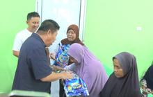 Gubernur Babel Hidayat Arsani Bagikan Ratusan Karung Beras Gratis di Penyamun, Perkuat Kesejahteraan Warga