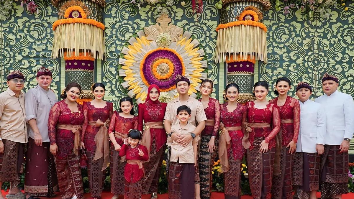 7 Potret Keluarga Anang Hermansyah dan Raul Lemos Kumpul Bareng di Bali