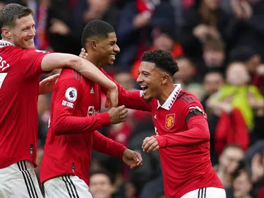 Pemain Manchester United, Marcus Rashford merayakan gol bersama rekannya setelah mencetak gol ke gawang Leicester City pada laga Liga Inggris di Stadion Old Trafford, Minggu (19/2/2023). MU sukses menaklukkan tamunya. (AP Photo/Dave Thompson)