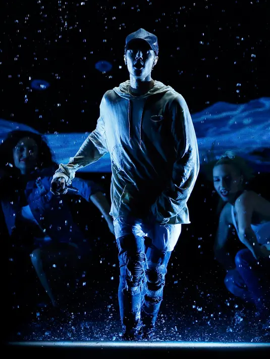 Aksi Justin Bieber saat menyanyikan lagu berjudul "Sorry" pada American Music Awards 2015 di Los Angeles, California (22/11). Album terbarunya Purpose mengalahkan album One Direction. (REUTERS/Mario Anzuoni)