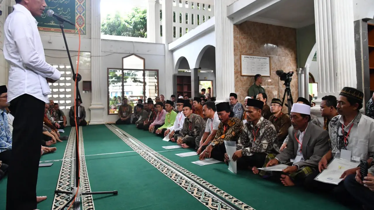 Presiden Jokowi membagikan sertifikan wakaf masjid dan lembaga pendidikan islam di Kabupaten Cianjur, Jawa Barat. (Liputan6.com/Biro Pers)