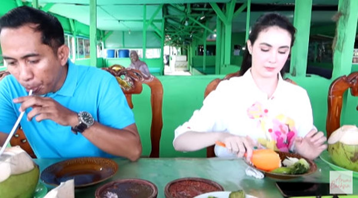 Makan dengan Ikan Bakar di Warung Sisi Pantai