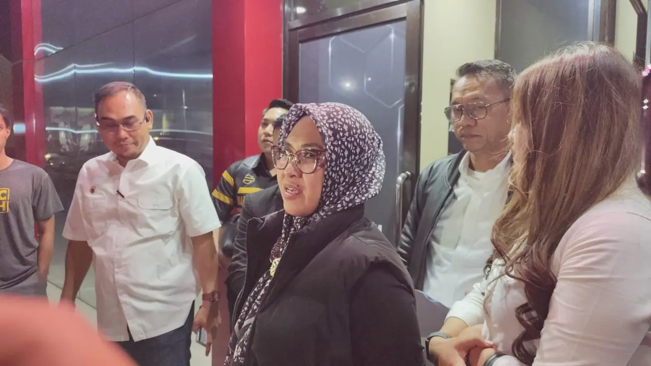 Bupati Gowa Sitti Husniah Talenrang menjalani pemeriksaan di Polresta Gowa.
