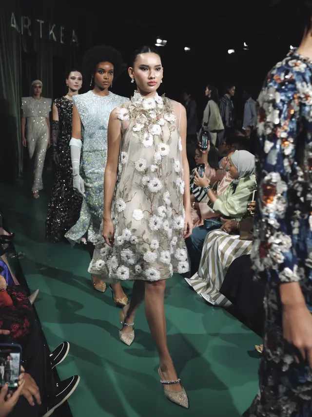 Warna memainkan peran penting dalam menonjolkan tema "POISE" pada koleksi ARTKEA tahun ini.