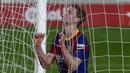 Gelandang Barcelona, Frenkie De Jong kecewa usai gagal memanfaatkan peluang di mulut gawang Elche dalam laga lanjutan Liga Spanyol 2020/21 pekan ke-24 di Camp Nou Stadium, Barcelona, Rabu (24/2/2021). Barcelona menang 3-0 atas Elche. (AP/Joan Monfort)
