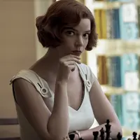 Anya Taylor-Joy di The Queen's Gambit. (PHIL BRAY/NETFLIX © 2020_