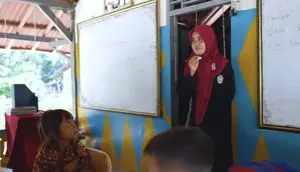 Pengorbanan Guru Tri Septiana, Menerjang Ombak Demi Mimpi Anak Pulau Tegal