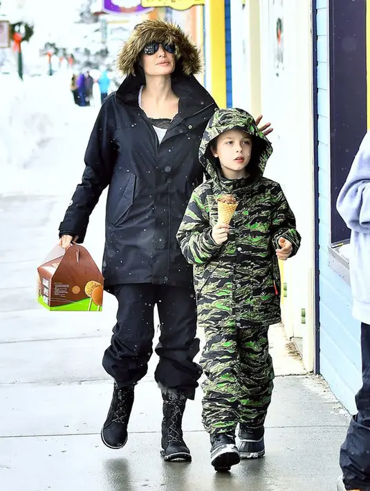 Namun kabarnya Jolie terus berusaha melakukan yang terbaik dan selalu membuat anak-anaknya bahagia, termasuk mengajaknya berlibur di awal tahun 2017. (doc.mirror.co.uk)