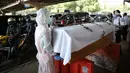 Petugas dari Kecamatan Cilandak membawa peti mati di kawasan fatmawati, Jakarta, Rabu (26/8/2020). Kegiatan tersebut untuk mesosialisasikan bahaya COVID-19 yang dapat menyebabkan kematian. (Liputan6.com/Faizal Fanani)