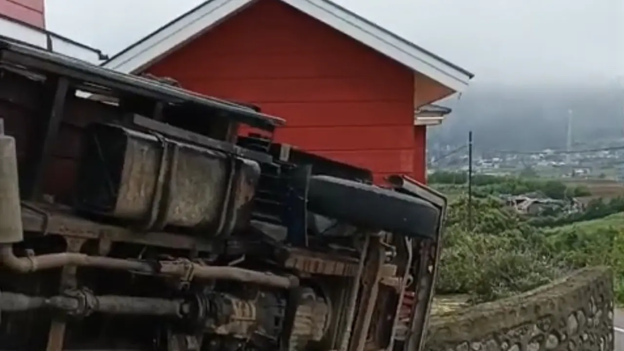 Truk Rombongan Mahasiswa Pertanian Unhas Terguling