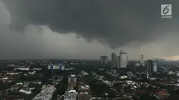 Pemandangan saat awan mendung menyelimuti langit Jakarta, Kamis (1/2). BMKG juga meminta warga mengantisipasi potensi angin berkecepatan tinggi. (Liputan6.com/Immanuel Antonius)