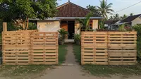 9 Model Pagar Rumah dari Palet Kayu Bekas untuk Rumah Kampung yang Hemat Biaya