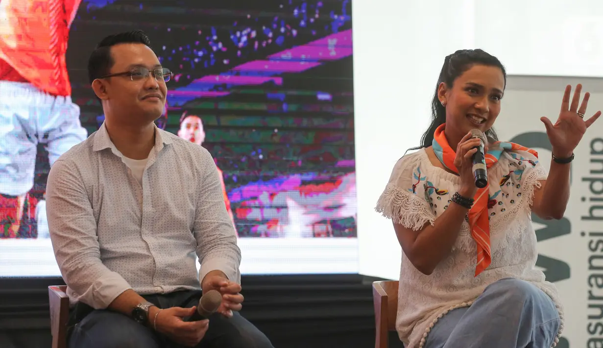 Artis Shahnaz Haque saat talkshow pada peluncuran FWD Critical Armor di Jakarta, Rabu (29/1/2020). FWD Critical Armor memberikan perlindungan penyakit kritis dengan solusi yang komprehensif untuk membantu nasabah fokus pada penyembuhan penyakit kritis. (Liputan6.com/HO/Ading)