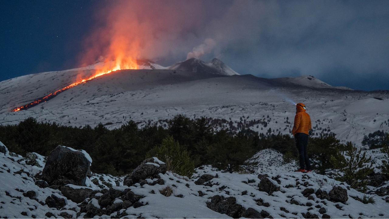 Erupsi Gunung Etna yang Memukau: Saat Salju Menyatu dengan Lava