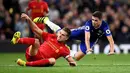 Pemain Liverpool, Jordan Henderson, berebut bola dengan pemain Chelsea, Oscar, pada laga Premier League di Stamford Bridge, London, Sabtu (17/9/2016) dini hari WIB. (Reuters/Dylan Martinez)