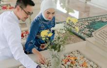 Potret Putri Zulkifli Hasan Ziarah ke Makam Ayah Zumi Zola di Jambi, Salfok Pemakaman Mewah Dalam Ruangan