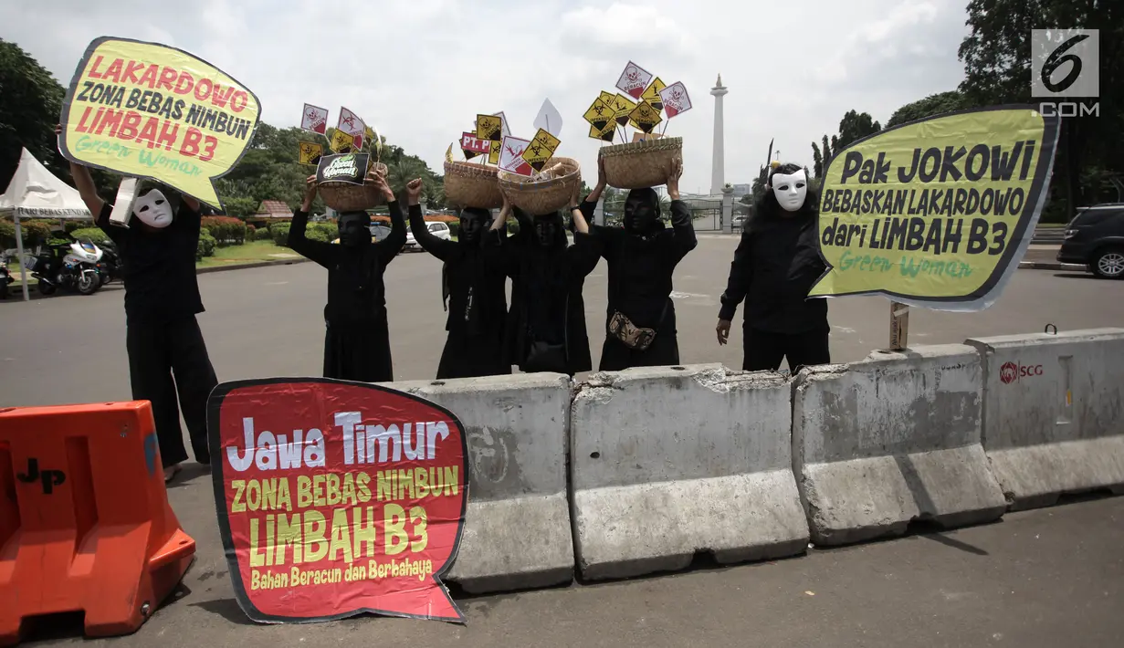 Suasana saat sejumlah aktivis Gerakan Perempuan Lakardowo Mandiri (Green Woman) menggelar aksi di depan Istana Negara, Jakarta, Kamis (1/2). (Liputan6.com/Arya Manggala)