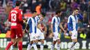 Pemain Espanyol tampak lesu usai ditaklukkan Barcelona pada laga La Liga di Stadion Camp Nou, Sabtu (30/3). Barcelona menang 2-0 atas Espanyol. (AP/Manu Fernandez)