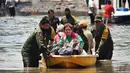Anggota Angkatan Darat Meksiko mengevakuasi pasien Rumah Sakit IMSS di Tula de Allende, negara bagian Hidalgo, Meksiko (7/9/2021).  Sedikitnya 16 pasien meninggal setelah banjir melanda sebuah rumah sakit di Meksiko tengah dan mengganggu pasokan listrik, kata pihak berwenang. (AFP/Francisco Villeda)