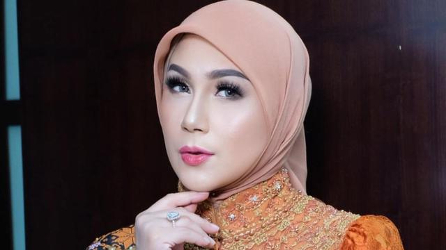 Gaya kondangan Marini Zumarnis. (credit: instagram.com/marinizumarnisreal)