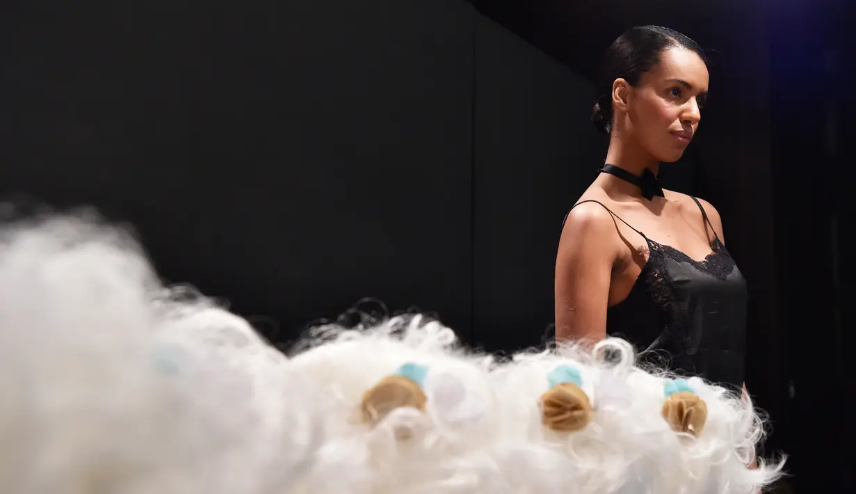 Model saat tampil di atas panggung French Lingerie Show di Paris, Prancis, Minggu (22/1). (AFP Photo/Alain Jocard)