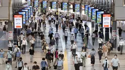 Komuter memakai masker di stasiun kereta api di Tokyo saat keadaan darurat virus corona tetap berlaku di kota itu pada Selasa (10/8/2021).  Pemerintah Metropolitan Tokyo mengonfirmasi 2.884 kasus baru covid-19 pada Senin, 9 Agustus 2021. (Yuki IWAMURA / AFP)
