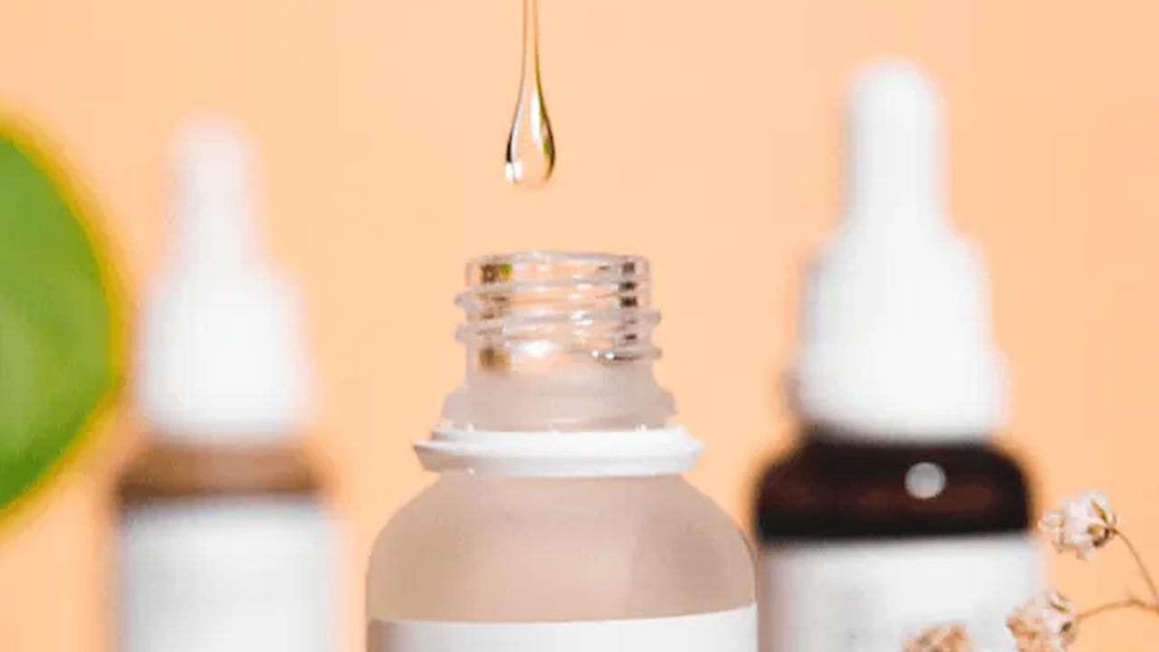Asam hialuronat aman digunakan dalam rutinitas perawatan kulit sehari-hari. Produk yang mengandung zat ini dapat digunakan setelah mencuci muka, diikuti oleh tabir surya pada siang hari atau krim malam sebelum tidur.