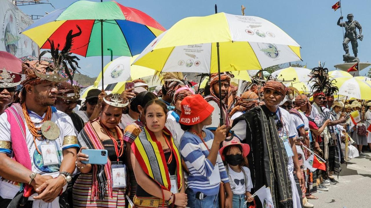 FOTO: Antusiame Warga Timor Leste Siap-Siap Menyambut Kedatangan Paus Fransiskus di Kota Dili