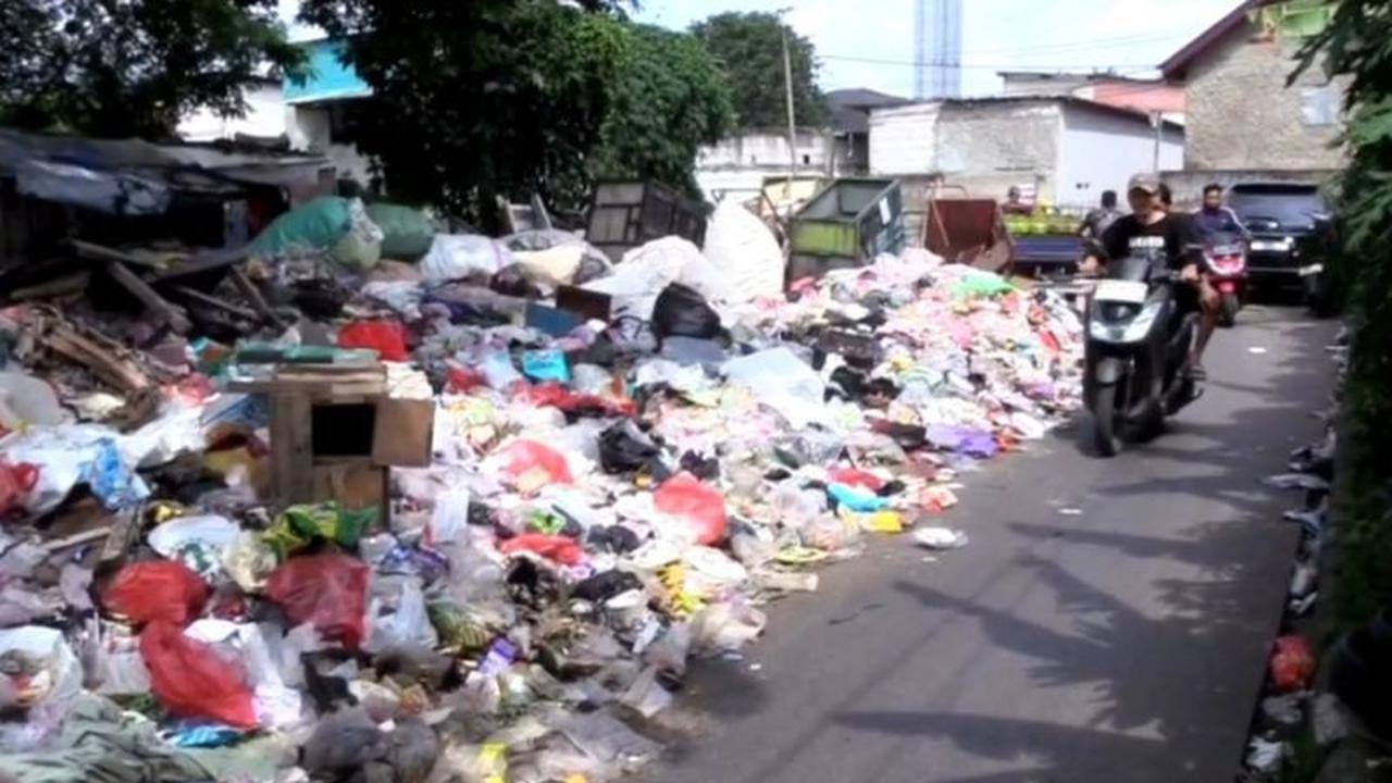 Warga Keluhkan Jalan Sempit Imbas Tumpukan Sampah Cakung Barat yang Menggunung