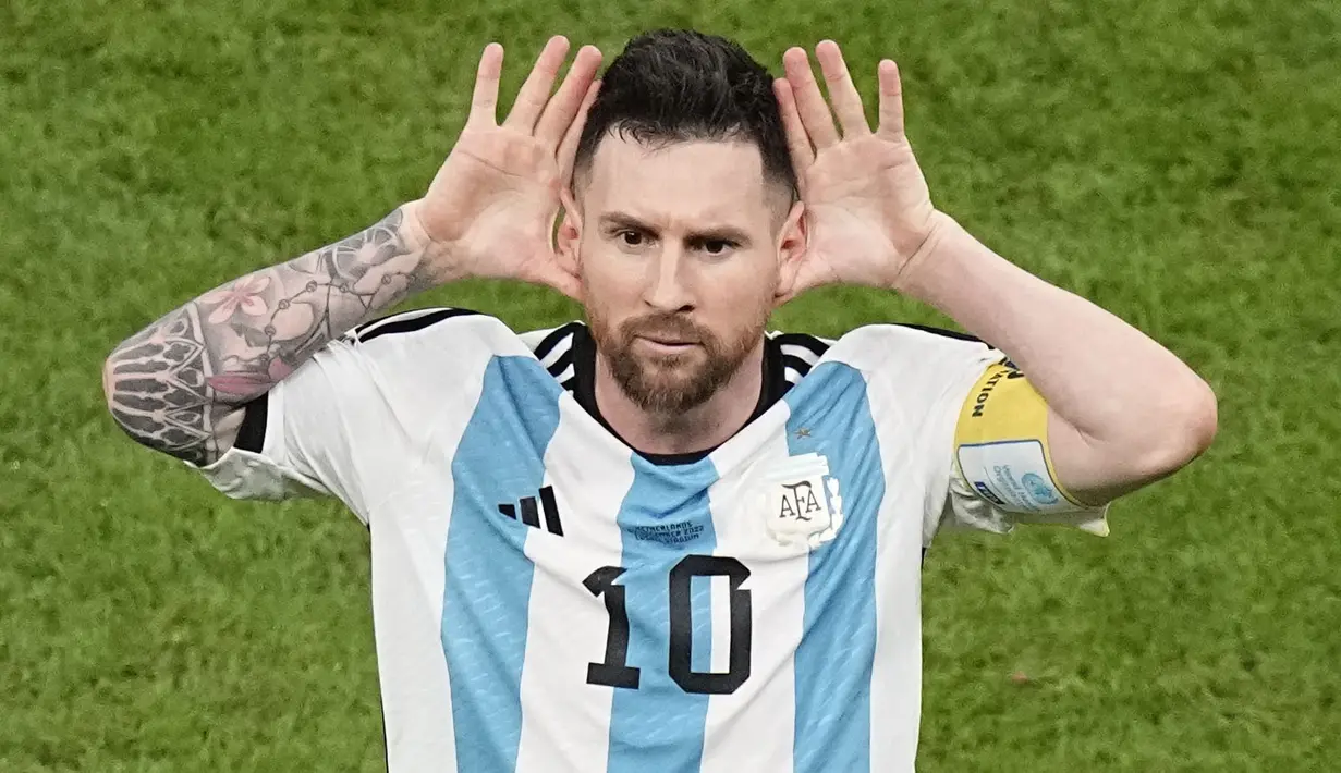 Pemain Argentina, Lionel Messi merayakan gol kedua timnya ke gawang Belanda yang dicetak melalui eksekusi tendangan penalti saat perempat final Piala Dunia 2022 yang berlangsung di Stadion Lusail, Jumat (09/12/2022) waktu setempat. Laga yang awalnya imbang 2-2 hingga extratime 2x15 menit, dimenangkan oleh Argentina pada babak adu penalti dengan skor 4-3. (AP/Ariel Schalit)